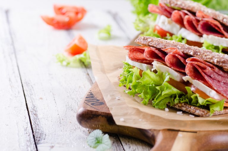 Brieost och salami på rågmust