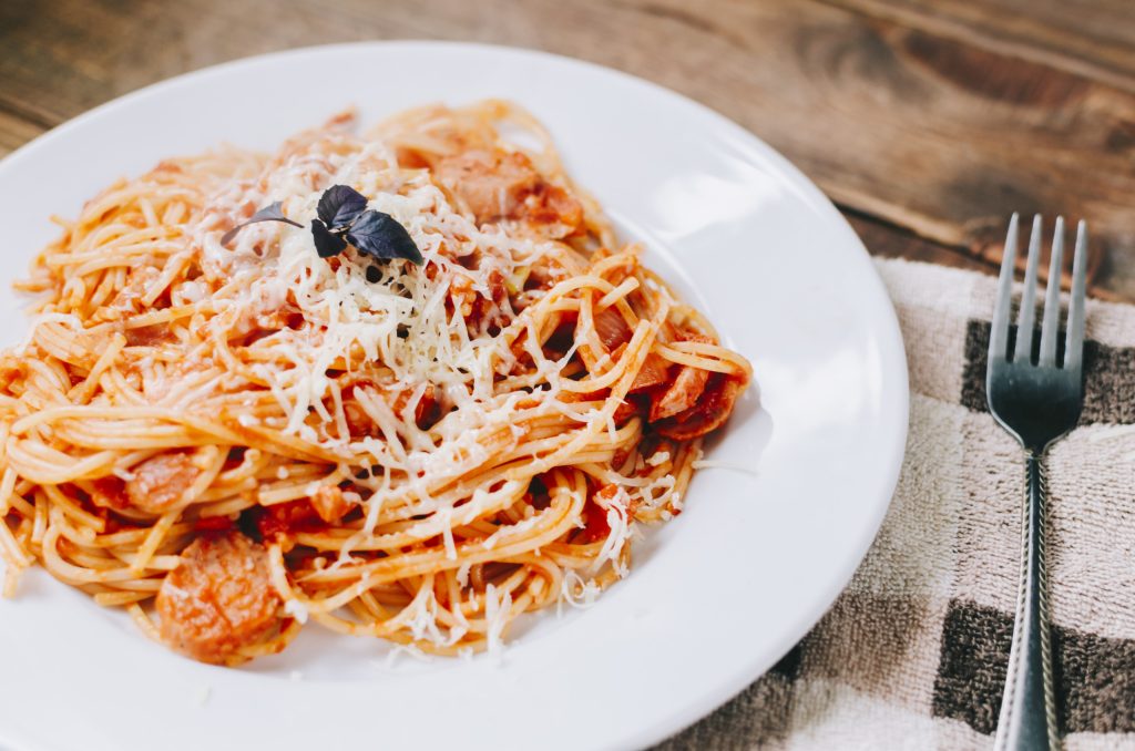 Spaghetti med tomatsås, Kotivara salami och parmesan
