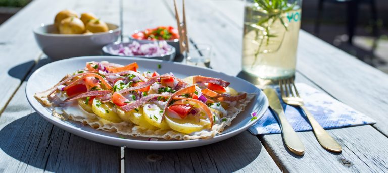 Tunnbrödsmörgås med kokt potatis, gräddfil, potatis, rödlök tomat och Kotivara salami