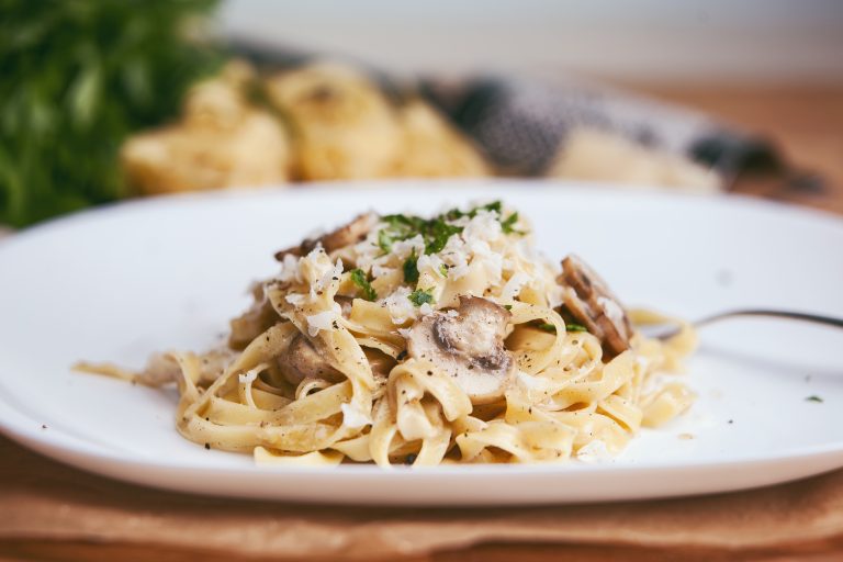 Krämig pasta med svamp och Kotivara salami