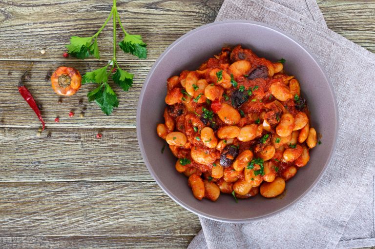 Böngryta med färska örter och tomatsås med Kotivara salami