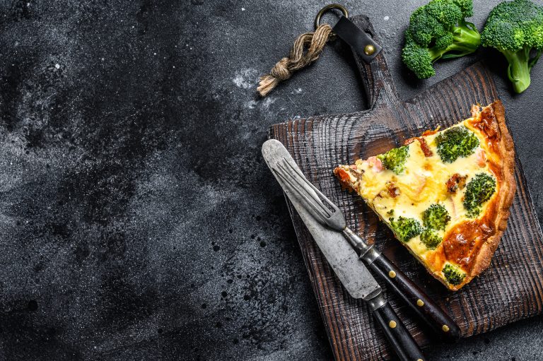 Broccolipaj med ost och salami