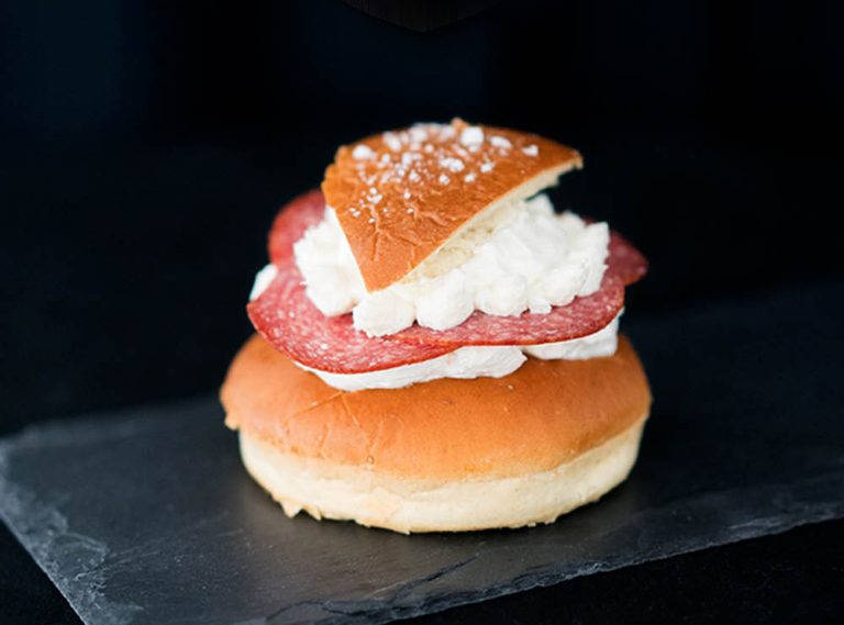 Semla på brioche med pepparrotskräm och Kotivara salami