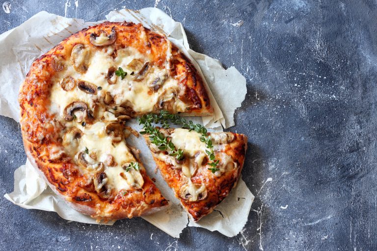 Pizza capricciosa med Kotivara salami