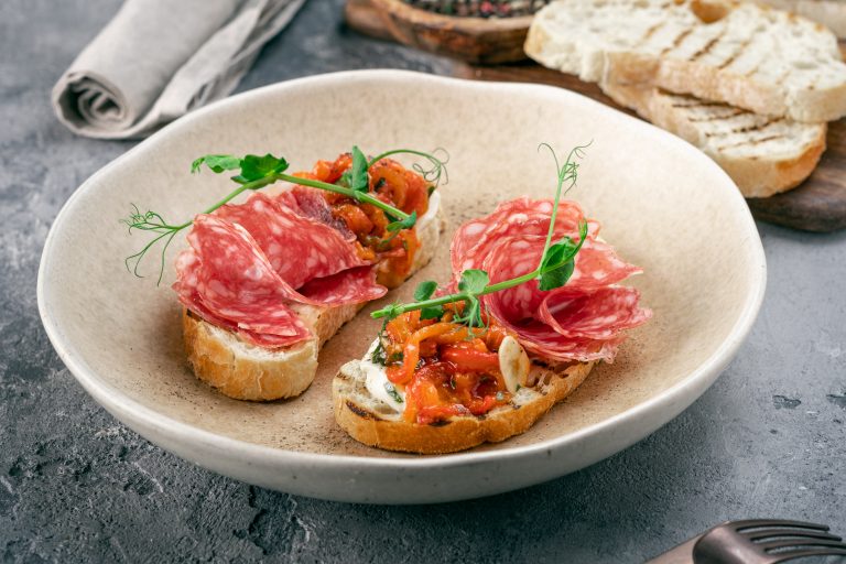 Bruschetta med ostkräm, tomatmarmelad och Kotivara salami