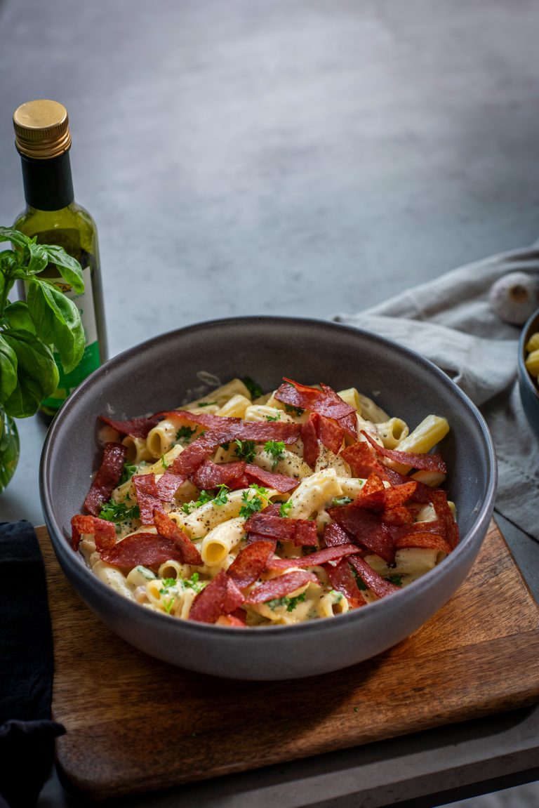 Krämig pasta med ost och salami i skål