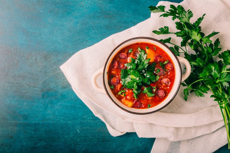 Gulasch med salami och ajvar relish